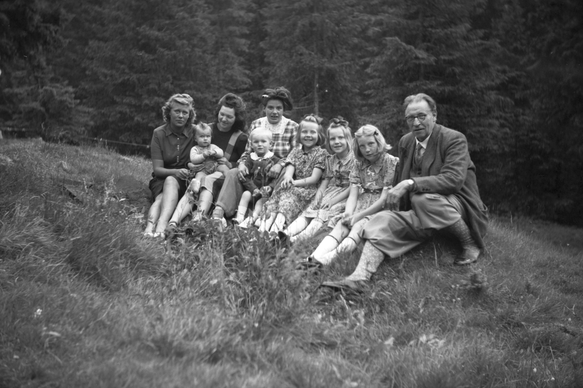 Håkon Prestkværn, Familiegruppe, ukjent. På Bråbæk "rekreasjonshjem" hytte ved Blæka seter i Ringsaker. ?