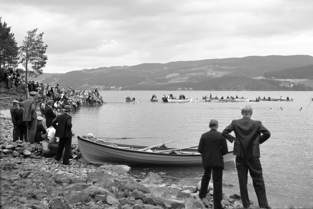 Håkon Prestkværn, Mjøsstranda ved Moelv, Kapproingkonkurranse, ca. 1938. Robåter, tilskuere.
