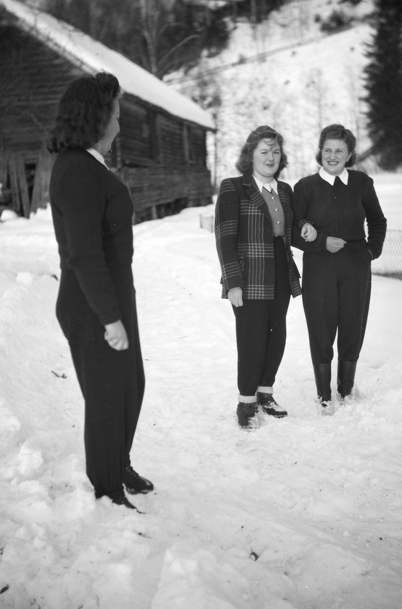 Håkon Prestkværn, 3 ukjente kvinner, vinter.