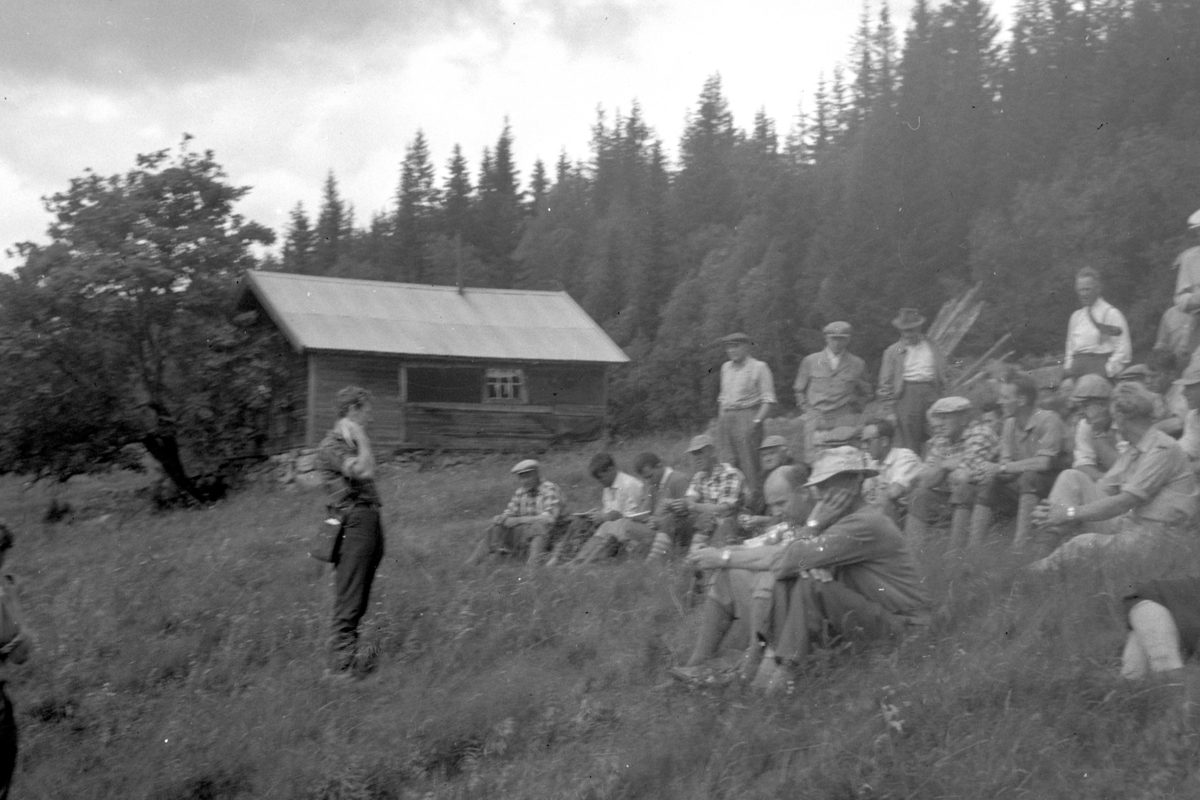 Håkon Prestkværn, gruppe menn på befaring (?)) ukjent sted.