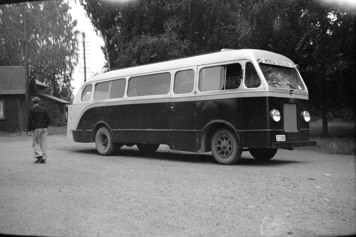 Håkon Prestkværn, Buss reg. nr. D-2968, Moelv-Skolla. Grøtlibussen, Studebaker 8 syllinder 1935-36