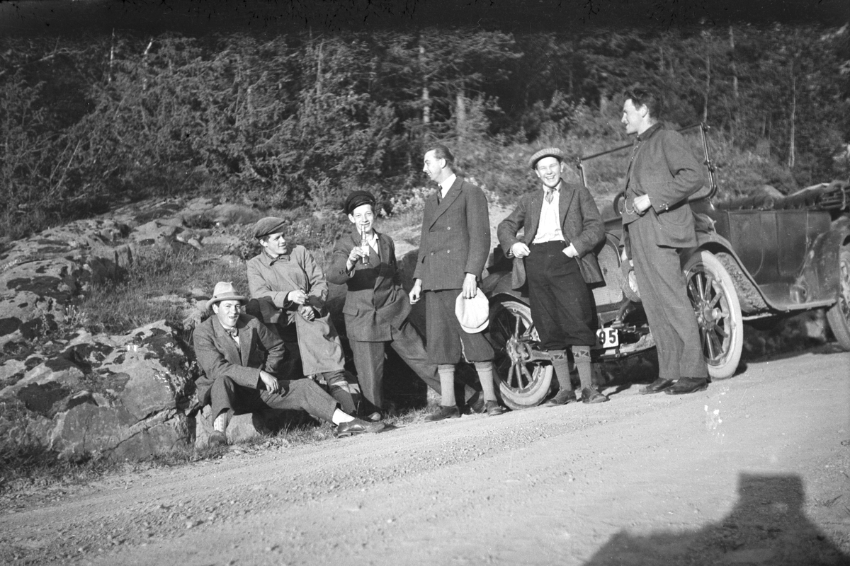 Håkon Prestkværn, 6 ukjente menn på biltur, t. h. fotograf Håkon Prestkværn?