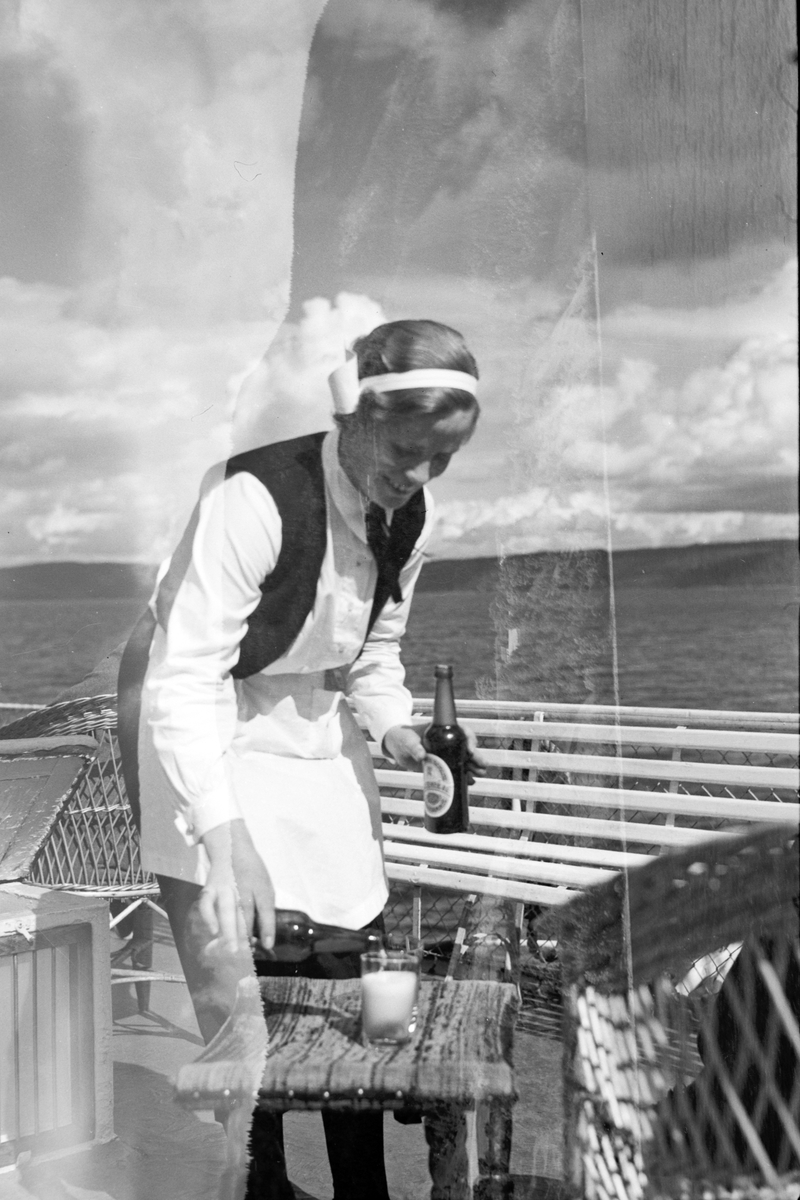 Håkon Prestkværn, Serveringsdame heller i øl i glass ombord på mjøsbåt, Skibladner?