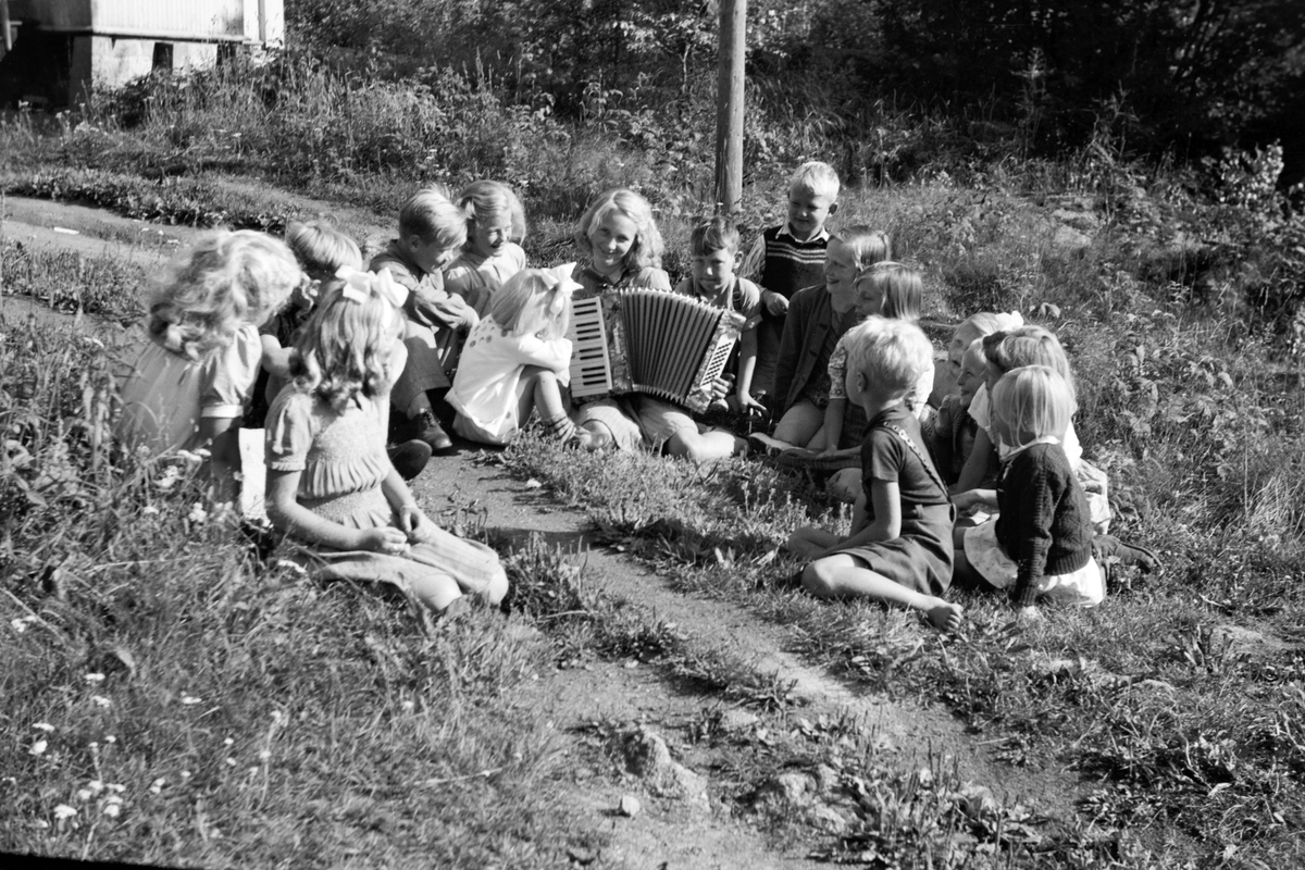 Håkon Prestkværn, Gruppe 16 barn, ukjente, trekkspill, Moelv.