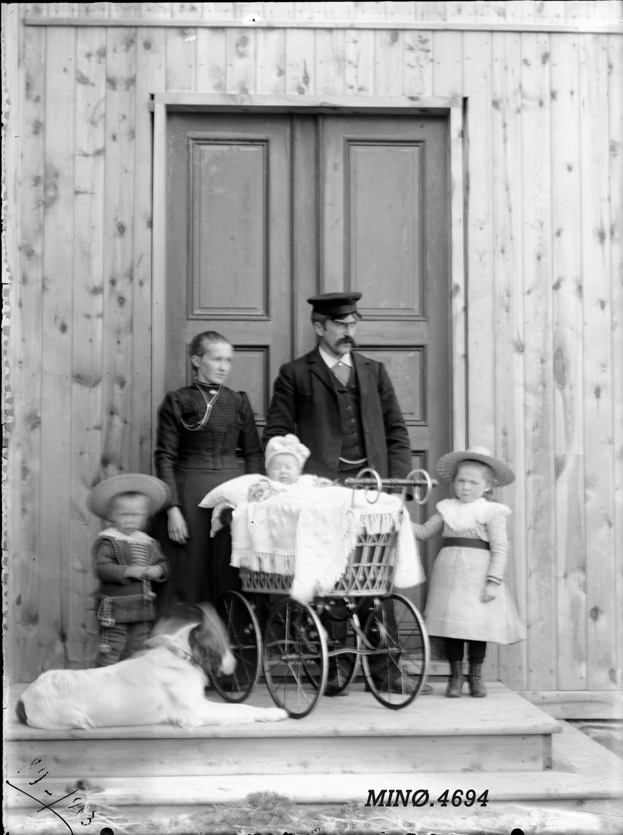 Peder J. Bredalslien, Ektepar, barnevogn m. barn, 2 barn, hund