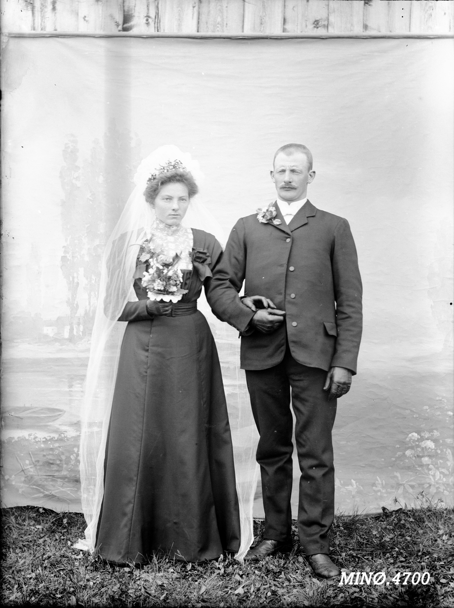 Peder J. Bredalslien, Brudebilde, brudepar, brudekjole,