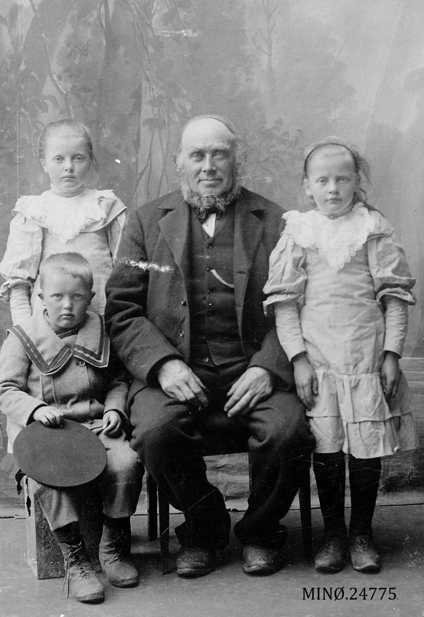 Iv. Olsen, Portrett av eldre mann med tre barnebarn