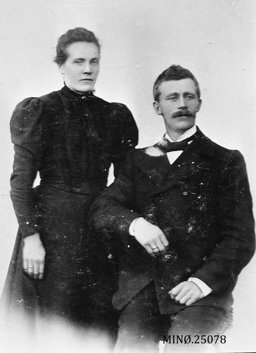 Henrik Augustinsson Stinessen, Portrett av ektepar - Marit og Martin Sørhustrøen