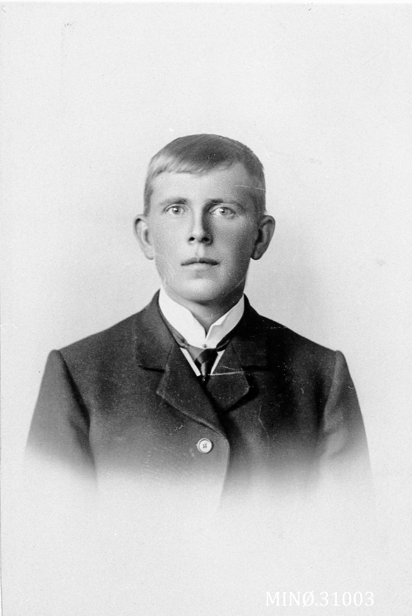 Oscar Holte, Portrett av ung mann - Ivar Streitlien