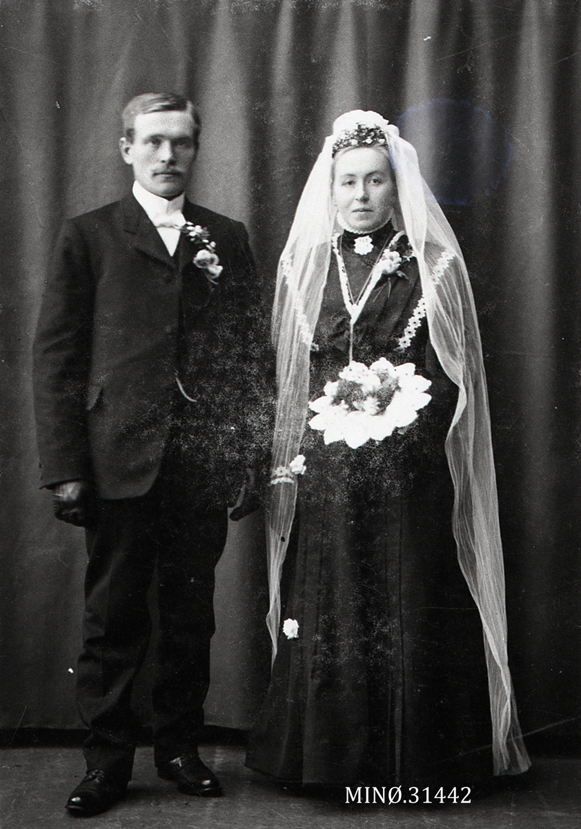 Iv. Olsen, Brudebilde