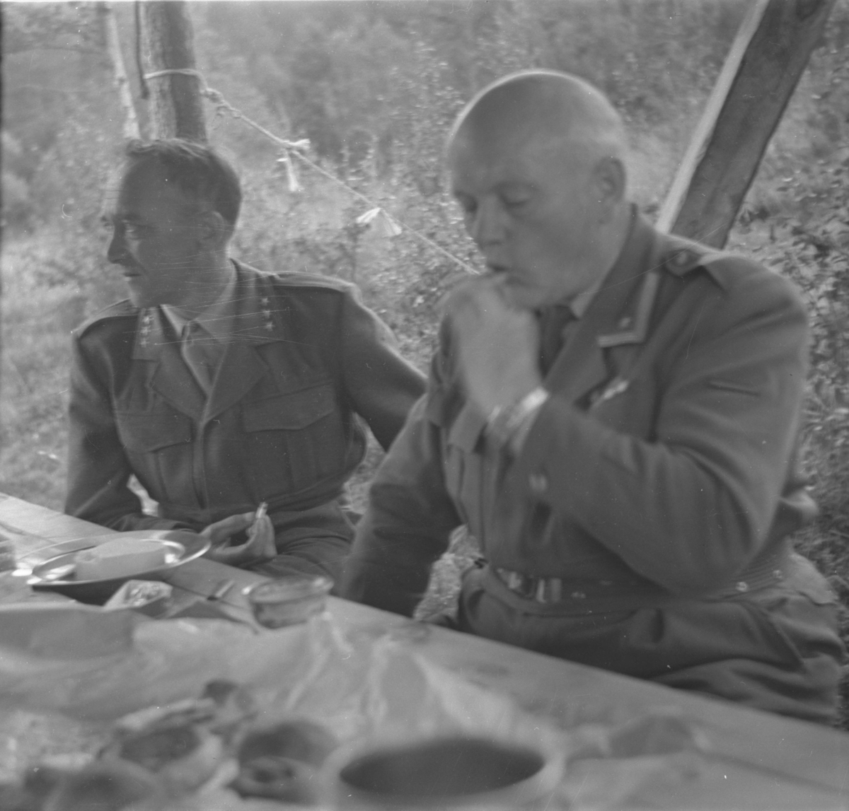 Per Magne Grue, To menn, Uniform, Militære