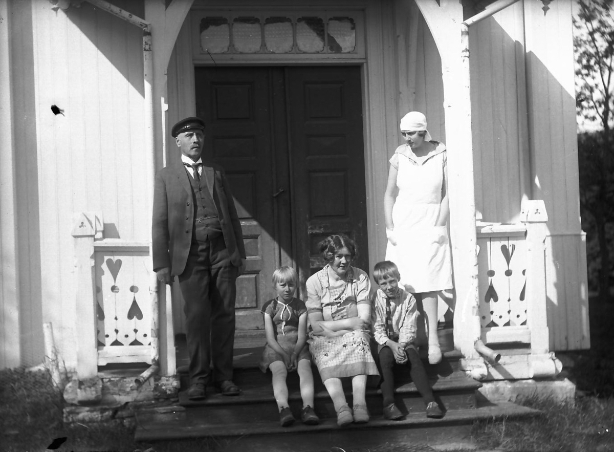 Per K. Lien, Familie foran inngangsporten.