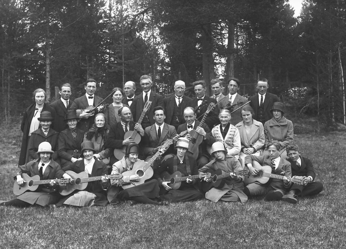 Per K. Lien, Musikk-gruppe med 9 gitarer og 3 feler.