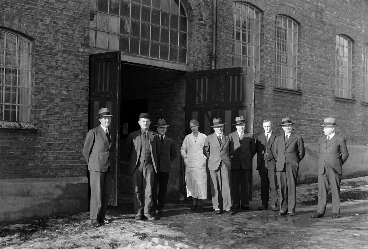 Normann Fotoatelier, Melkeforsynings gård, Vangsveien 23. Hamar. Gruppe 9stk.