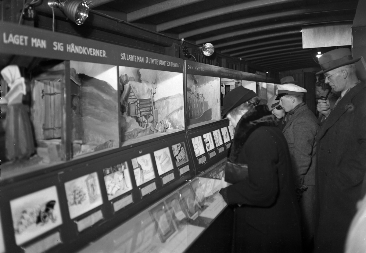 Normann Fotoatelier, Hamar stasjon. Den nasjonale kostholdsmessen. Det ble også kalt Den rullende kostholdsmesse på grunn av et 150 meter langt jernbanetog med informasjonsmateriell og eksperter som skulle påvirke folks spisevaner. Toget var på Hamar i to dager og det ble holdt foredrag, filmframvisning, utstillinger o…