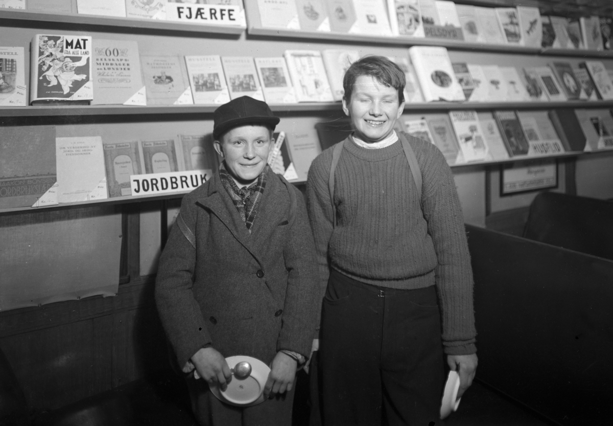 Normann Fotoatelier, Hamar stasjon. Den nasjonale kostholdsmessen. Det ble også kalt Den rullende kostholdsmesse på grunn av et 150 meter langt jernbanetog med informasjonsmateriell og eksperter som skulle påvirke folks spisevaner. Toget var på Hamar i to dager og det ble holdt foredrag, filmframvisning, utstillinger o…