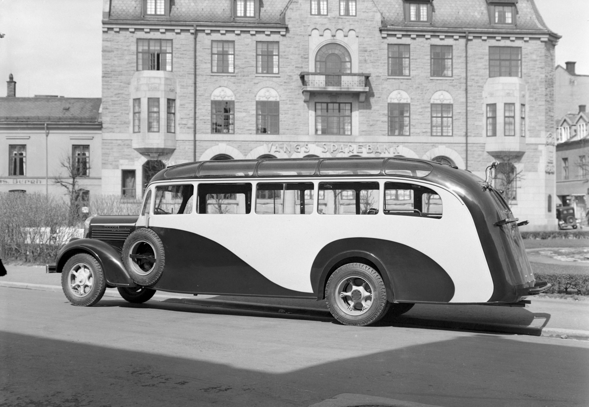 Normann Fotoatelier, Olruds Auto. Buss, D-5192. Jernbaneplassen, Hamar. Denne bussen ble kjøpt av rutebileier Embret Mellesmo, Alvdal, og satt i rutetrafikk Alvdal-Folldal-Hjerkinn. Bussen er lakkert i gult og mørk brun. I 1951 gikk Mellesmo sammen med seks andre rutebileiere i regionen og dannet Alvdal-Folldal-Hjerkin…