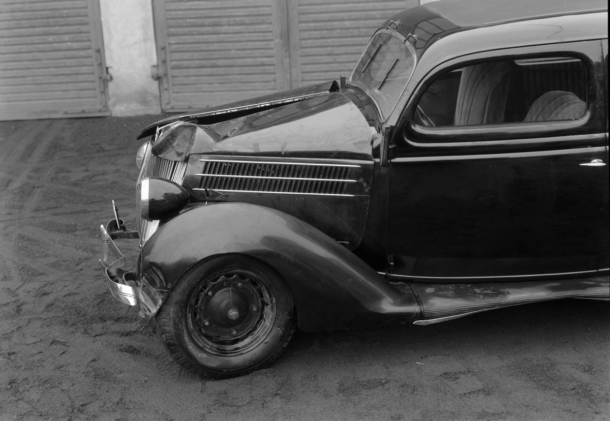 Normann Fotoatelier, Oplandske Auto. Kollisjonskadet personbil. D-510. Hamar. Ford V8 1936.