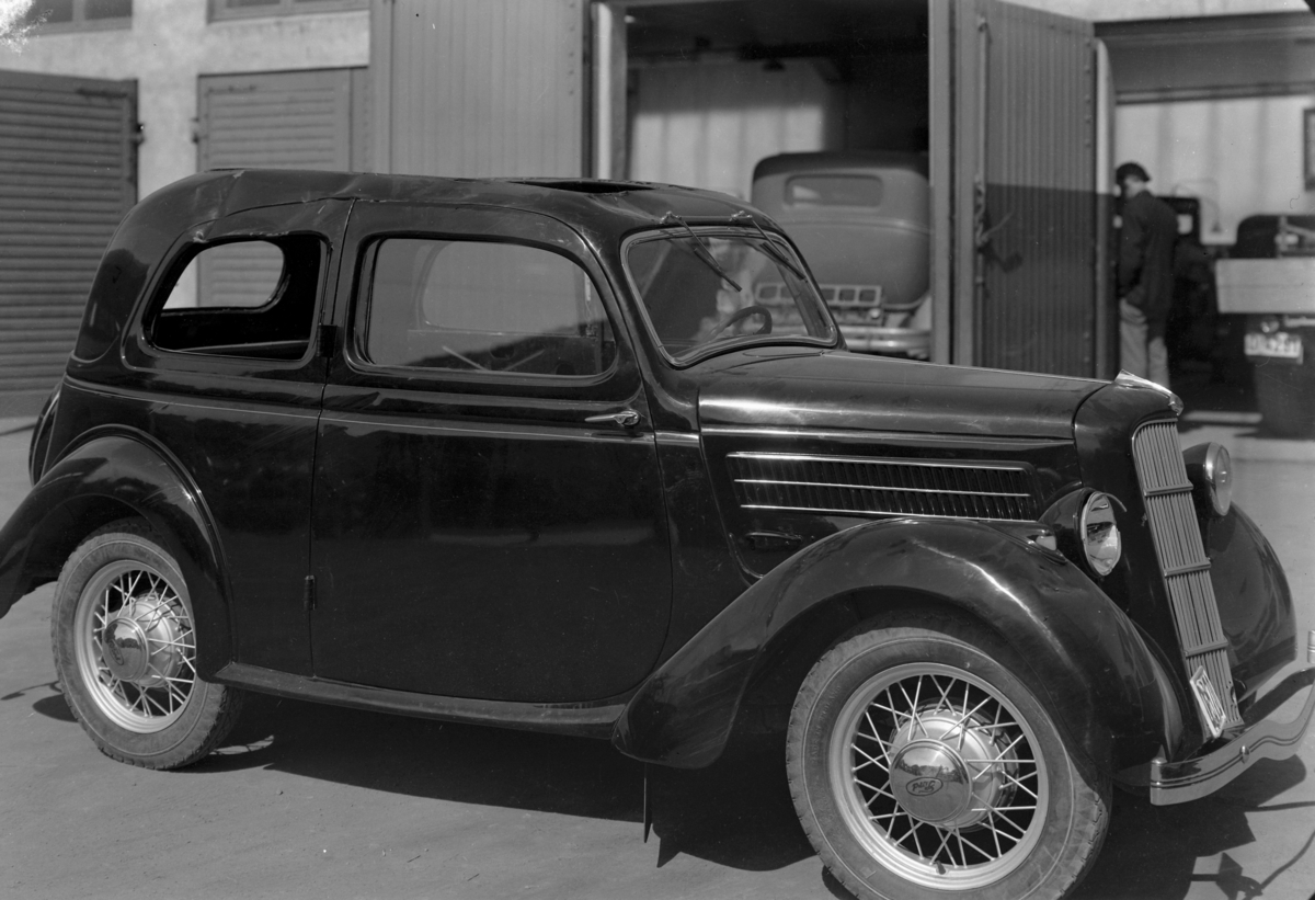 Normann Fotoatelier, Oplandske Auto. Personbil. Ford jr. de luxe, modell CX 1936-37. med skader i taket og høyre forskjern. Hamar.