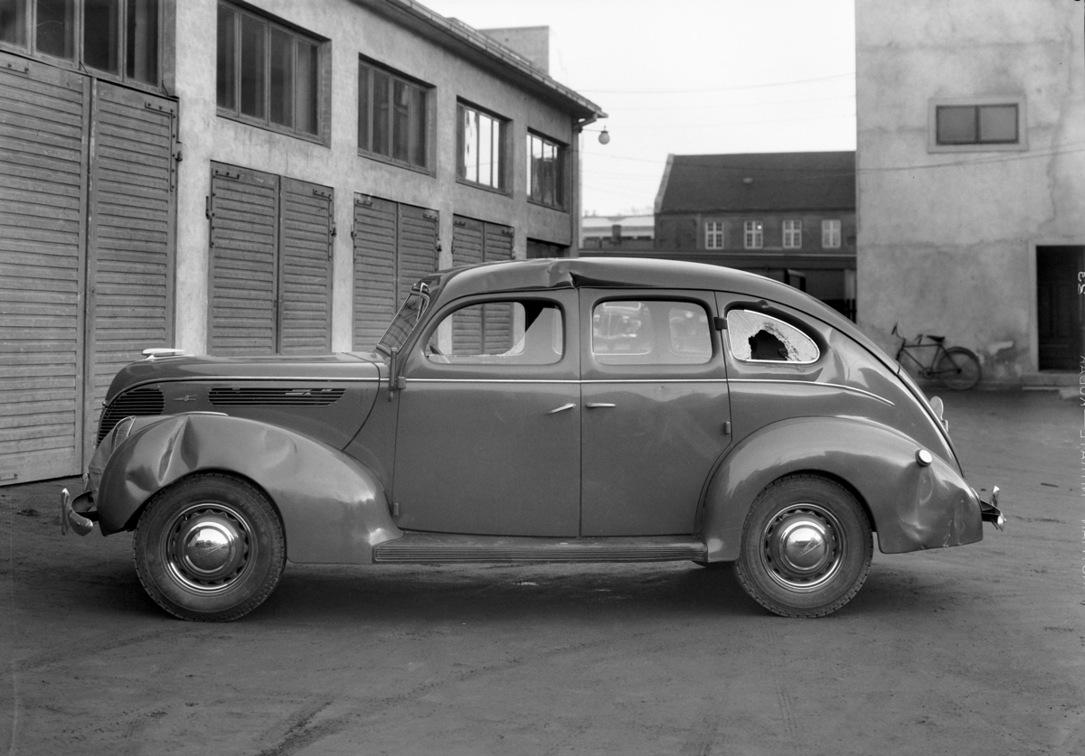 Normann Fotoatelier, Oplandske Auto. Kolisjonskadet personbil, D-6457. Hamar. Ford V8 de luxe 1938.