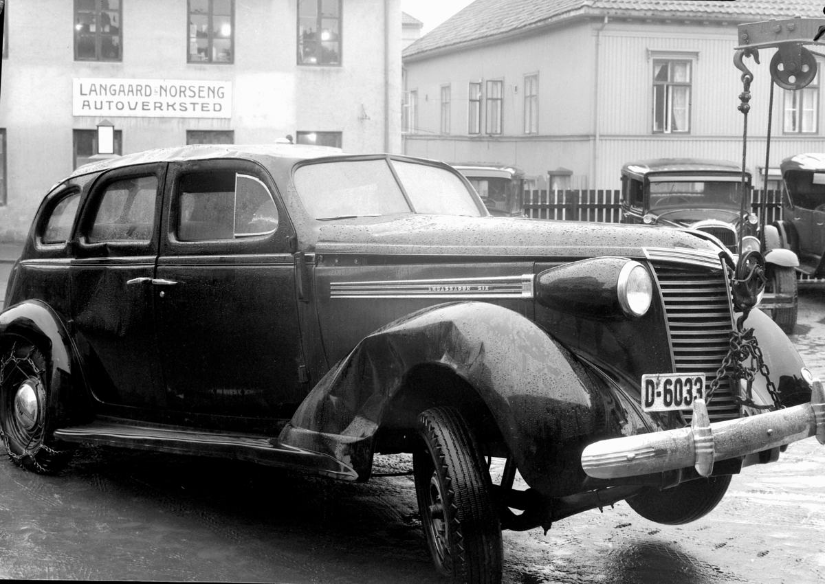Normann Fotoatelier, Oplandske Auto. Kolisjonskadet bil, D-6033. Hamar. Nash 1938. Kan tidligst være fotografert senhøsten 1938. Ambassador Six. Iflg. Hvem eier bilen 1947 sto skiltet da på D-6033 da på Ford personbil tilh. Rena Pappfabrikk.