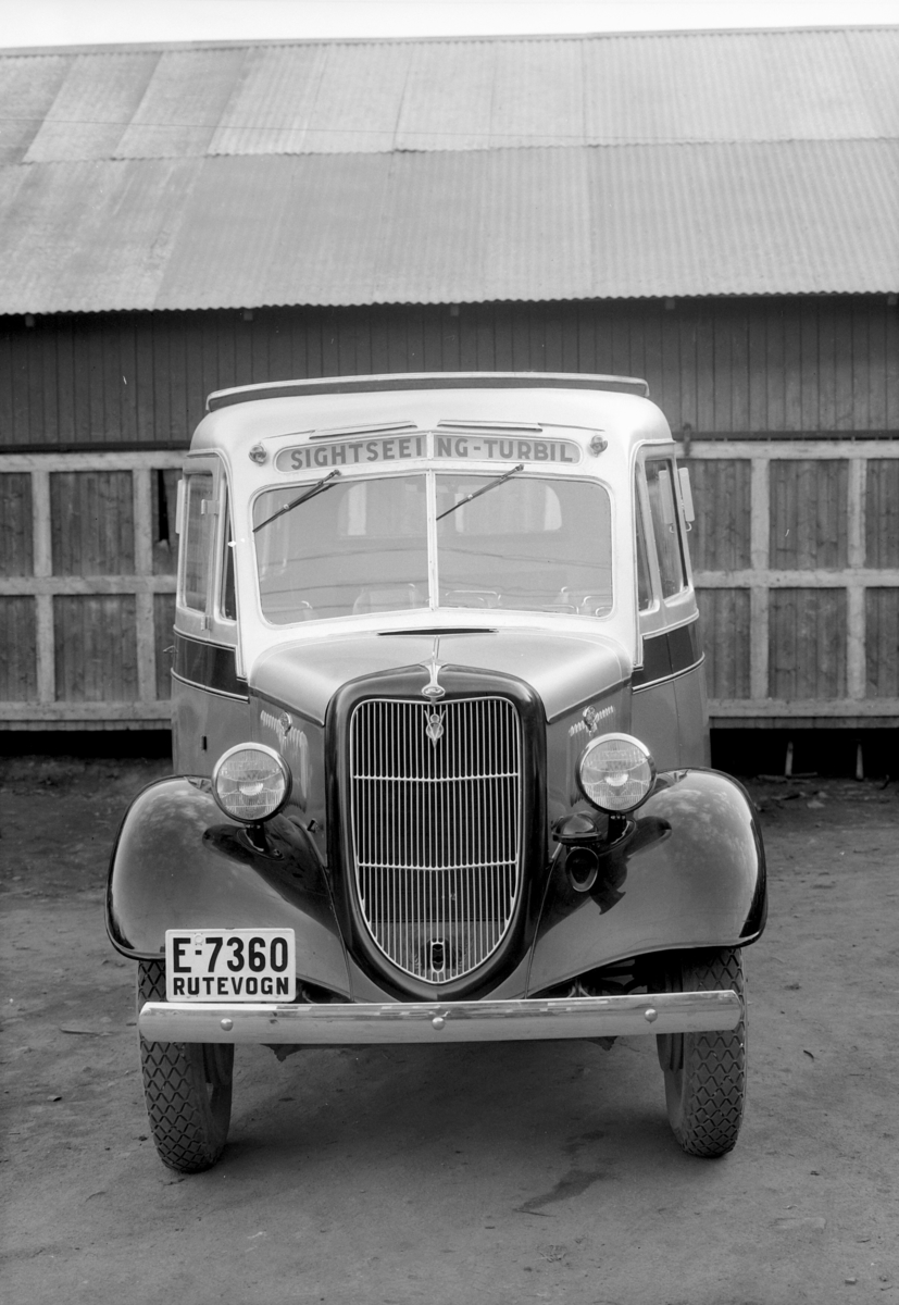 Normann Fotoatelier, Oplandske Auto. Buss. Iversens Bilcentrals rute og turbil, E-7360. Hamar.