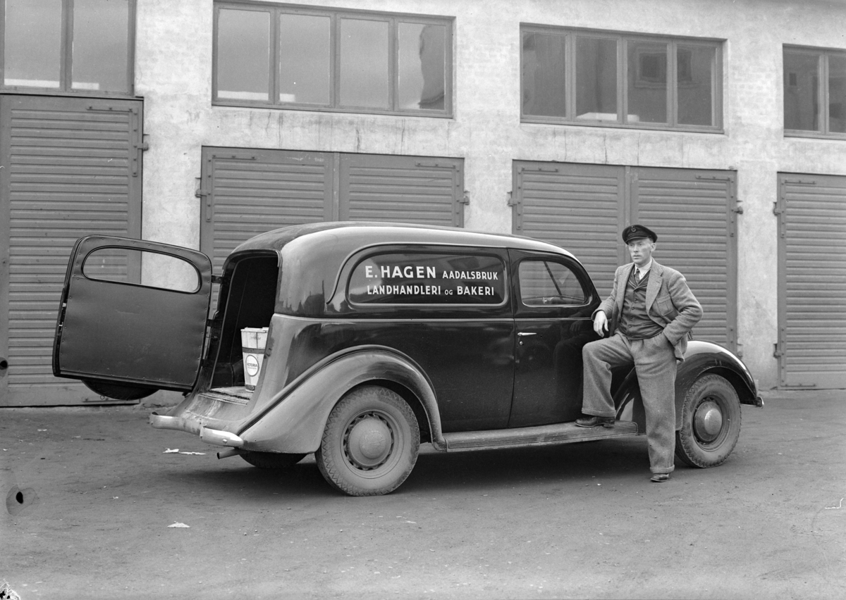 Normann Fotoatelier, Oplandske Auto, Hamar. Varebil. E. Hagen, Ådalsbruk landhandleri og bakeri. Ford V8 1937 med originalt amerikansk sedan delivery karosseri. Løten.