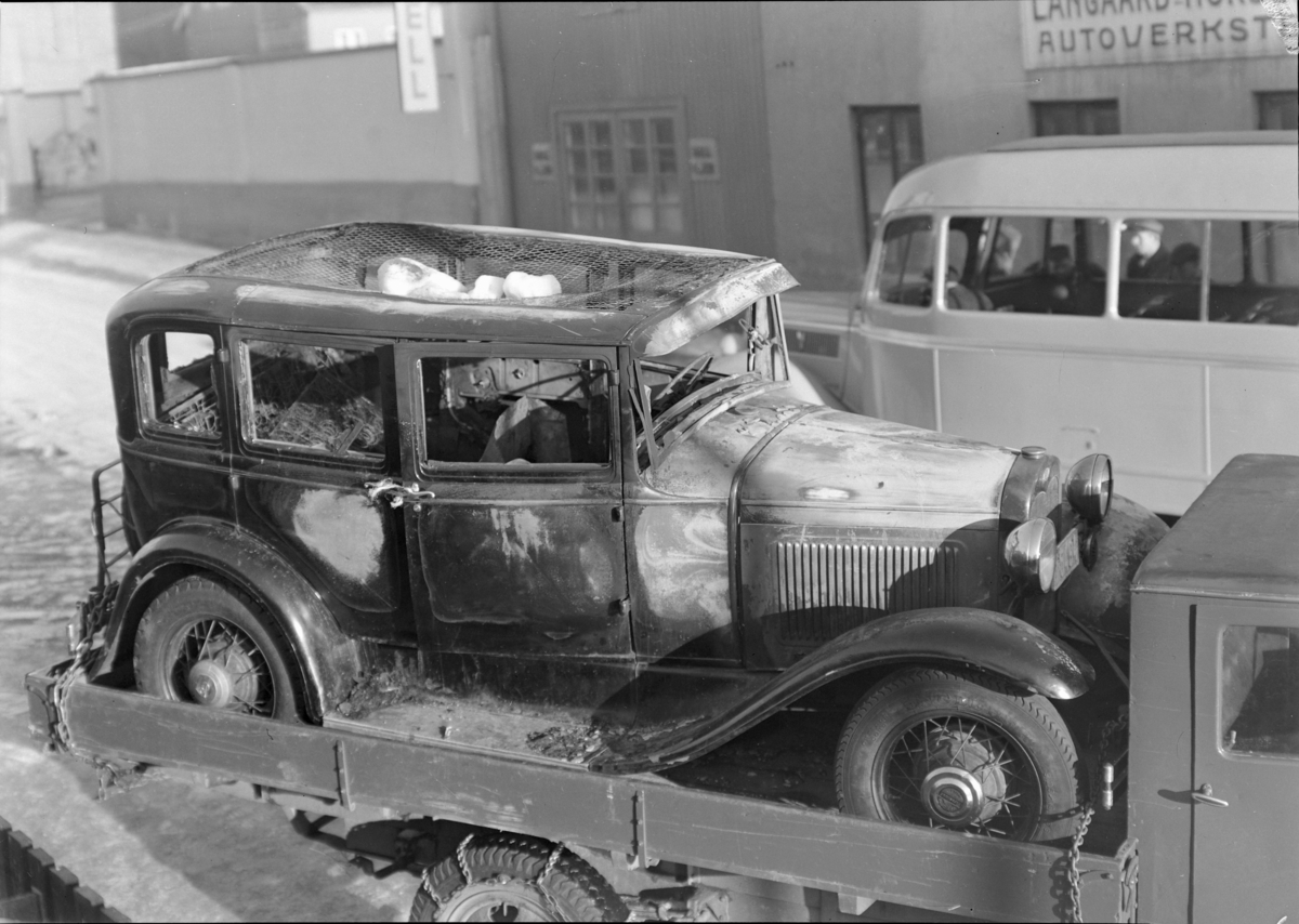Normann Fotoatelier, Oplandske Auto, Hamar. Kolisjonskadet personbil.