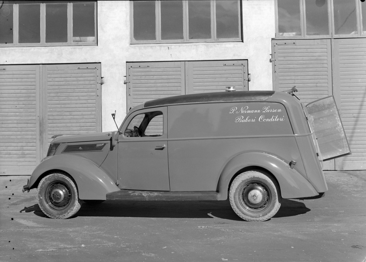 Normann Fotoatelier, Oplandske Auto, Hamar. Varebil, P. Norman Larsen bakeri conditor. Ford V8 1937 med norskbygd karosseri.