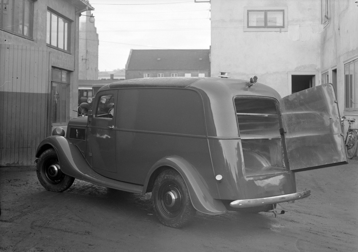Normann Fotoatelier, Oplandske Auto, Hamar. Varebil. Ford V8 1937 med norskbygd karosseri, på "commercial" chassis, med forskjermer og frontparti lik lastebil.