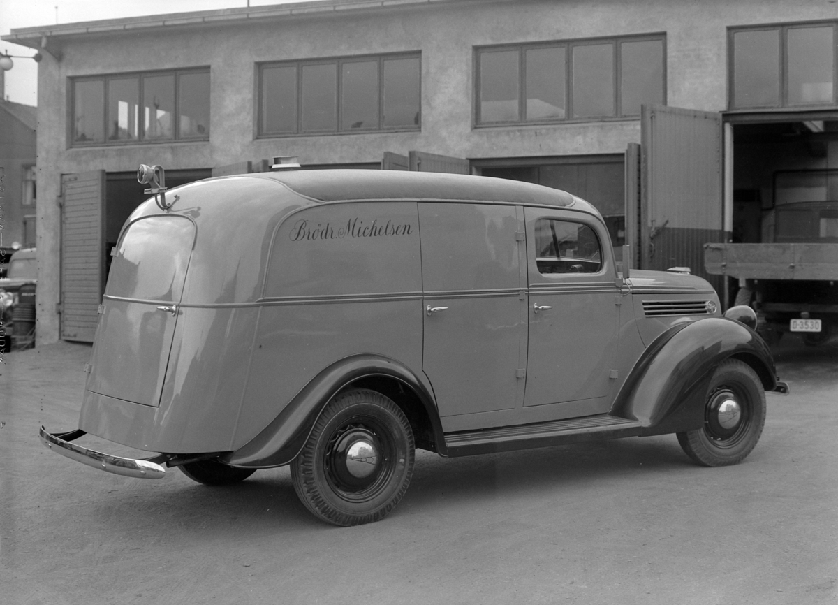 Normann Fotoatelier, Oplandske Auto, Hamar. Varebil. Brødrene Michelsen. Ford V8 1938 med norskbygd karosseri, på "commercial" chassis, med forskjermer og frontparti lik lastebil.