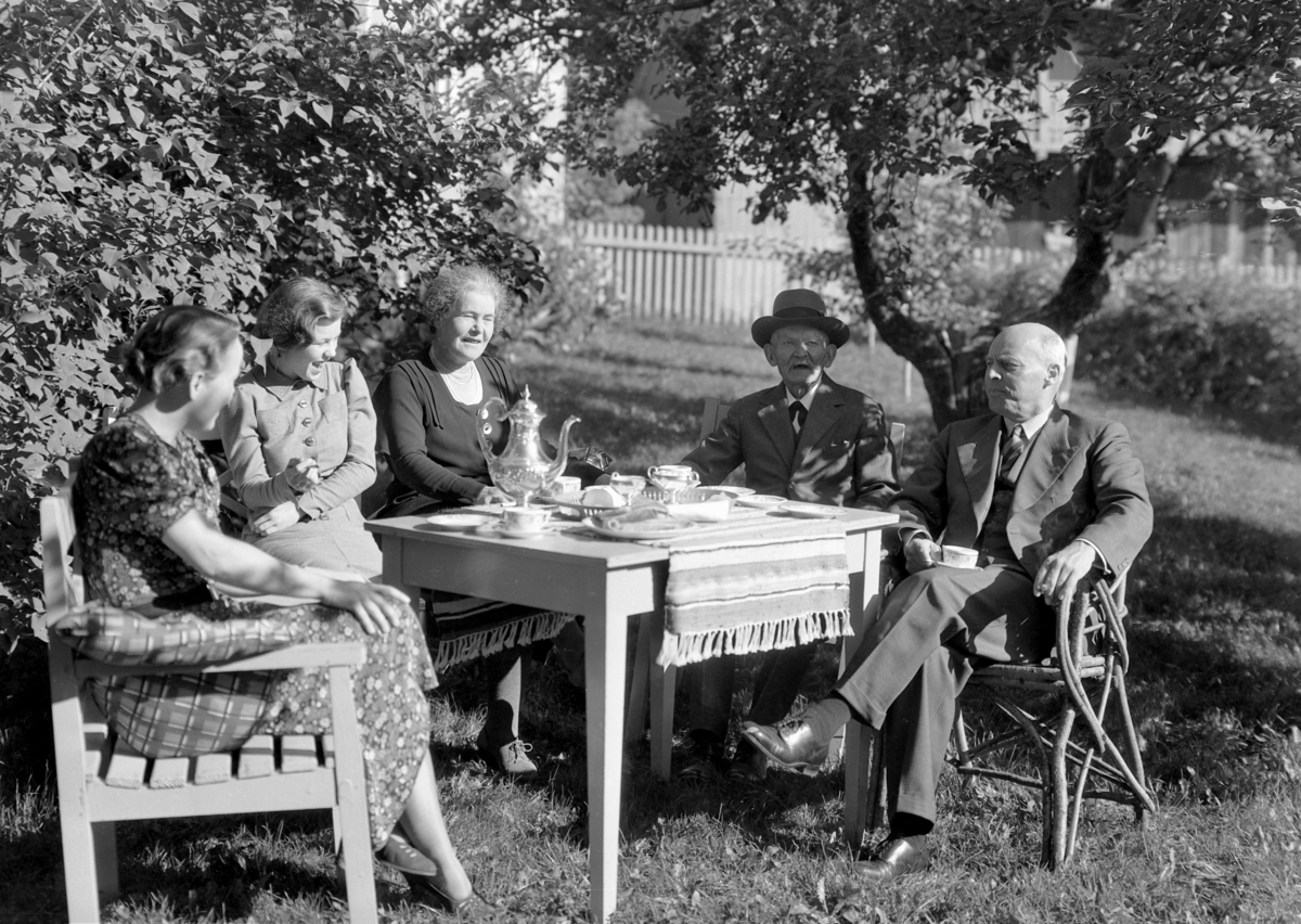 Normann Fotoatelier, Statsråd Christian Fredrik Monsen (27. 04. 1874 - 31. 01. 1954) th. Norsk politiker for AP, stortingsrepresentant fra 1922 til 1949, stortingspresident 1945 til 1948 og forsvarsminister i tre perioder. Fru Monsen sitter i midten.