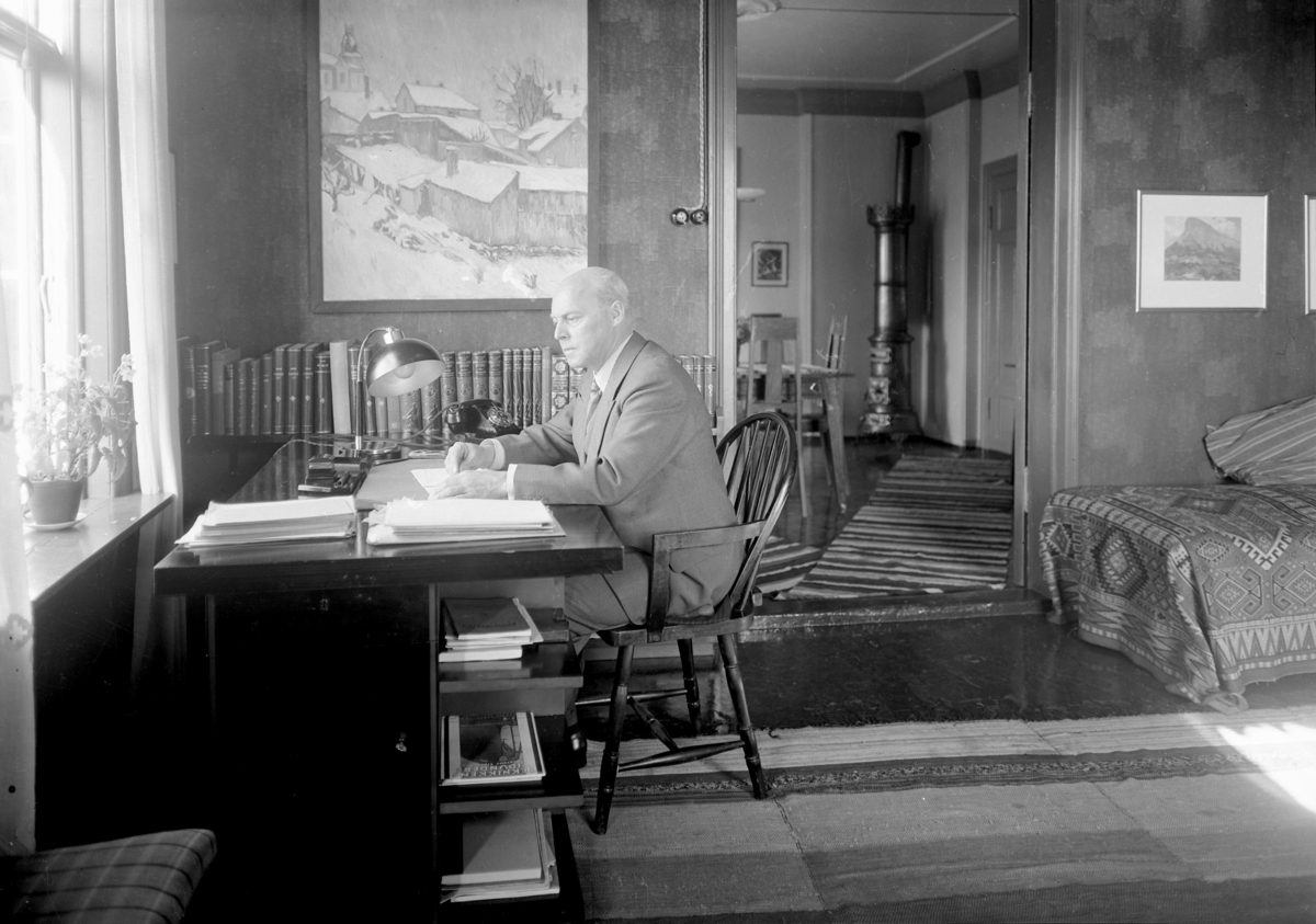 Normann Fotoatelier, Statsråd Christian Fredrik Monsen (27. 04. 1874 - 31. 01. 1954) th. Norsk politiker for AP, stortingsrepresentant fra 1922 til 1949, stortingspresident 1945 til 1948 og forsvarsminister i tre perioder. Ved skrivebord.