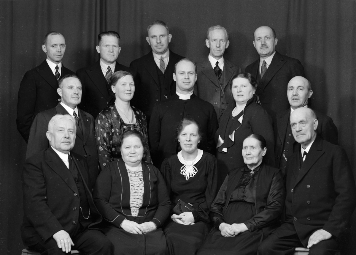 Normann Fotoatelier, Metodistkirken. Gruppe 15 stk.