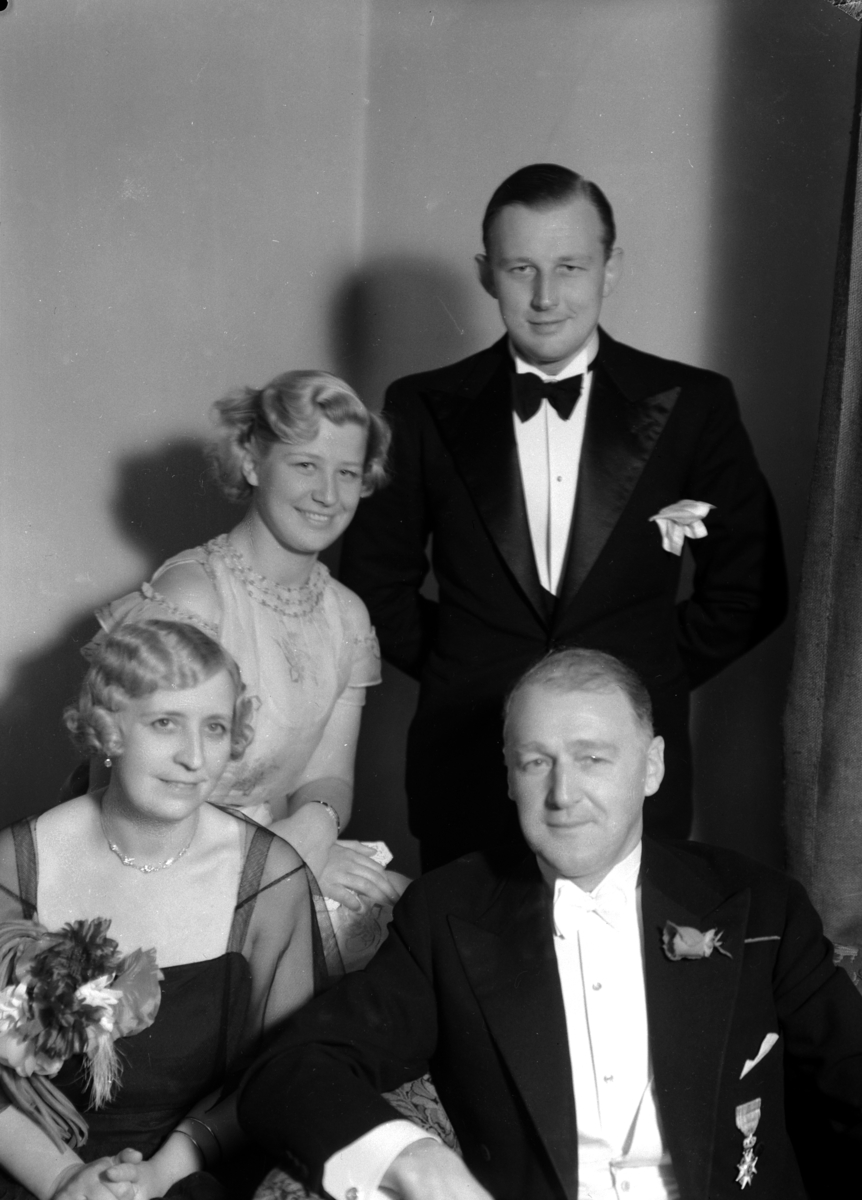 Normann Fotoatelier, Kjøpmann Chr. Platou Murstad, Hamar. Gruppe. Selskap på Høsbjør.