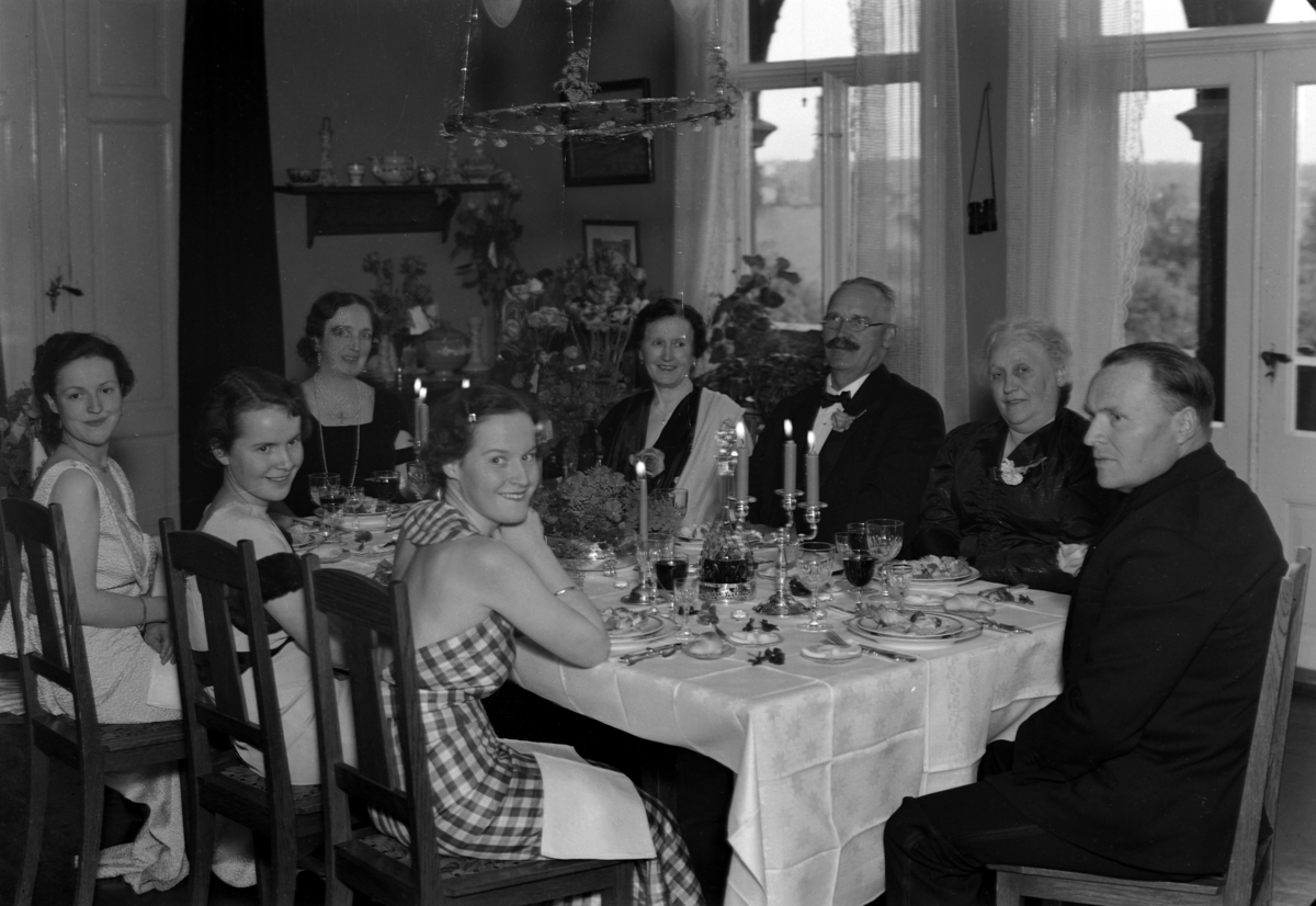 Normann Fotoatelier, Domsmann Nilsen. Familie i hjemmet.