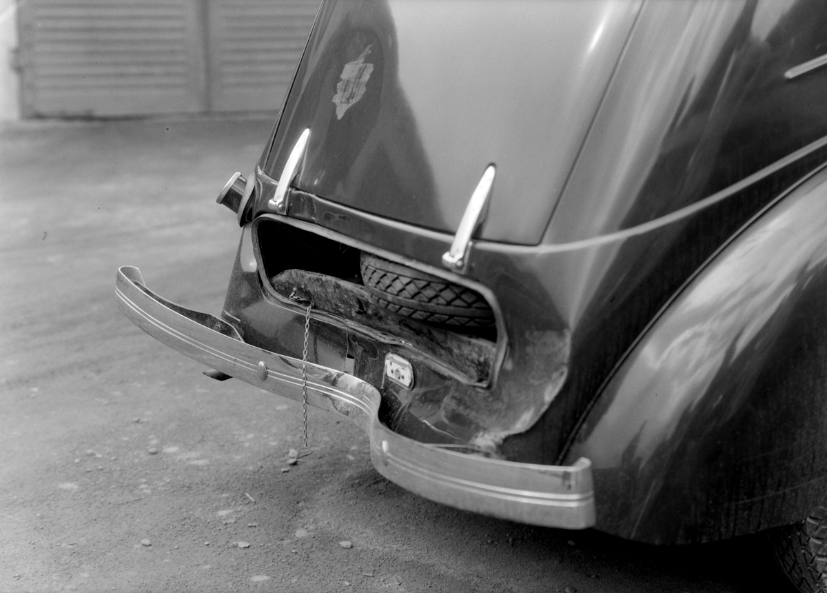 Normann Fotoatelier, Oplandske Auto, Hamar. Kolisjonskadet bil. D-4291.