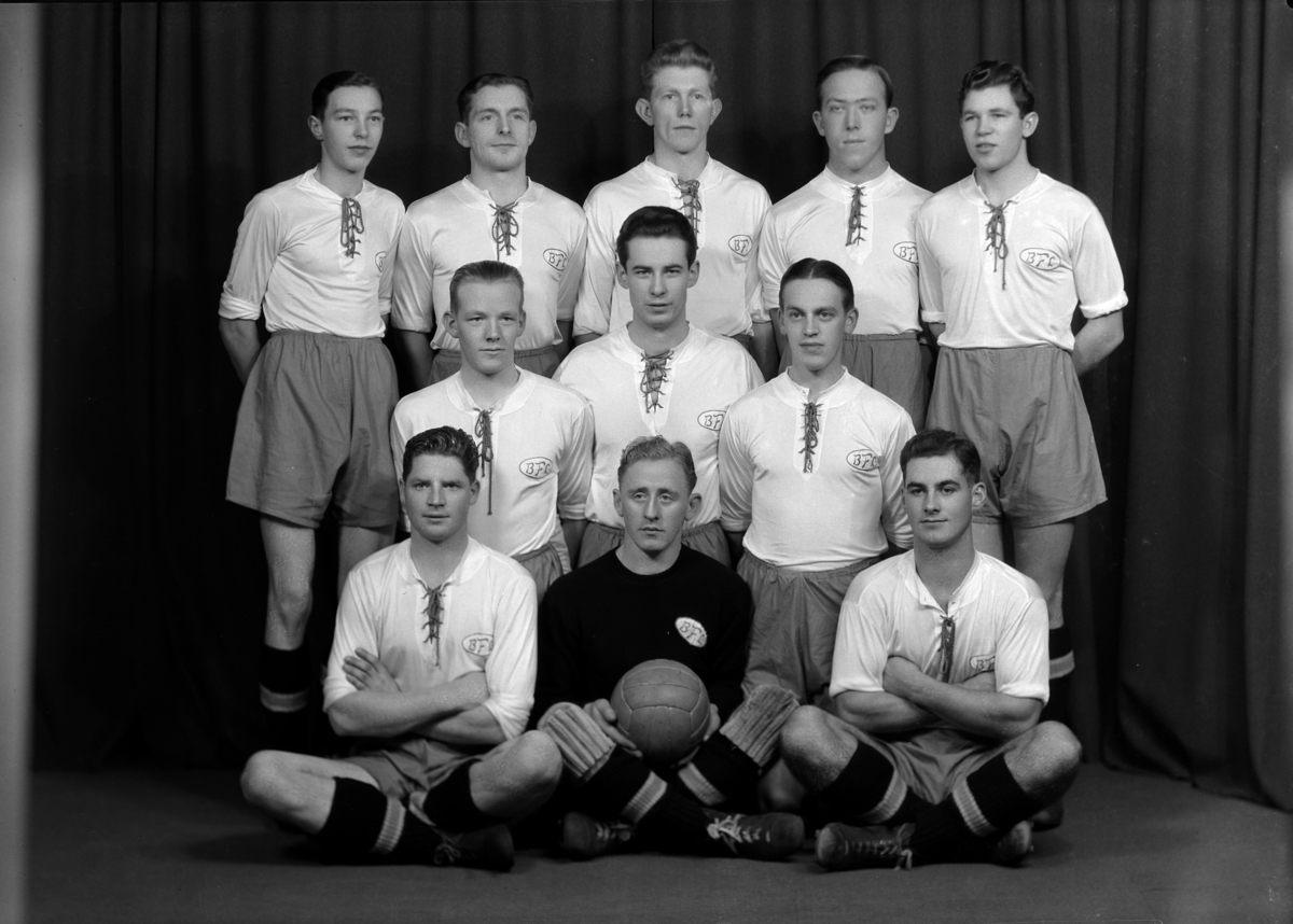 Normann Fotoatelier, Briskebyen fotball-lag. Lag / menn. Hamar. Hamar.