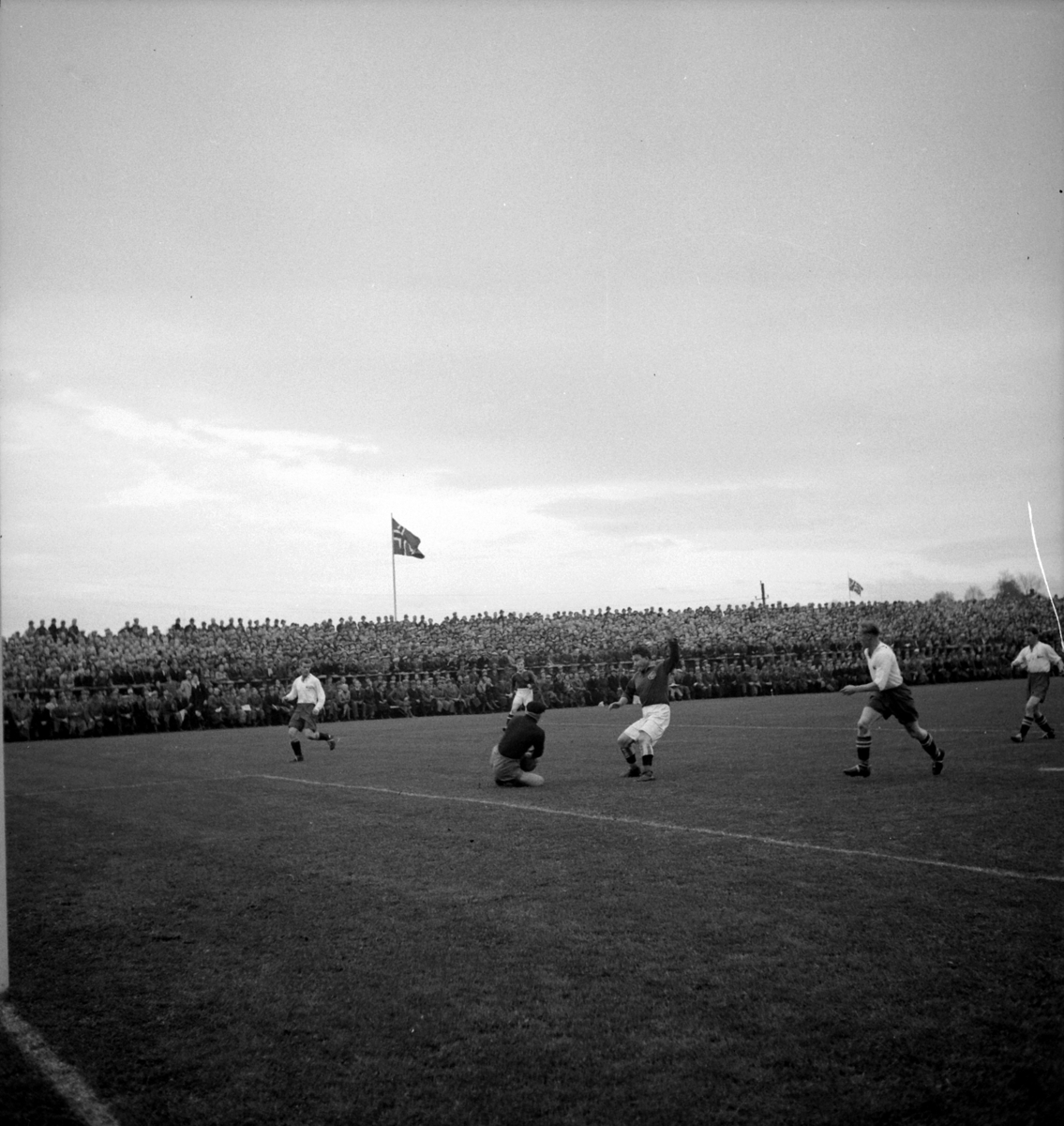 Normann Fotoatelier, Briskeby stadion, Hamar. NM- Finale 1938. Fredrikstad - Mjøndalen 3-2. Fra kampen.