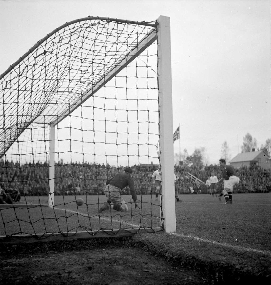 Normann Fotoatelier, Briskeby stadion, Hamar. NM- Finale 1938. Fredrikstad - Mjøndalen 3-2. Fra kampen.