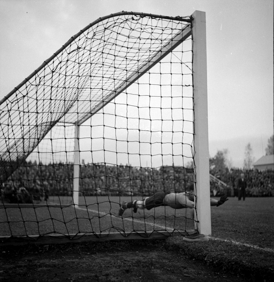Normann Fotoatelier, Briskeby stadion, Hamar. NM- Finale 1938. Fredrikstad - Mjøndalen 3-2. Fra kampen.