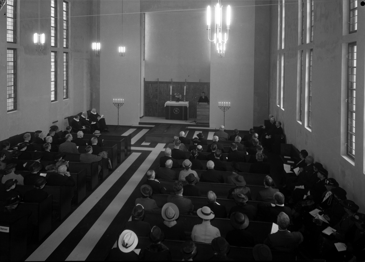 Normann Fotoatelier, Hamar Krematorium. Hamar. Arkitekt Rolf Prag. Interiør. Arkitekt Rolf Prag født på Hamar 1899, studerte ved høgskolen i Trondheim, var 5 år i Amerika, arbeidet hos Ole Øvergaard i Oslo til 1934 og flyttet deretter hjem til Hamar. Prag har bla. tegnet krematoriet fra 1937 og av større bygg ellers ha…