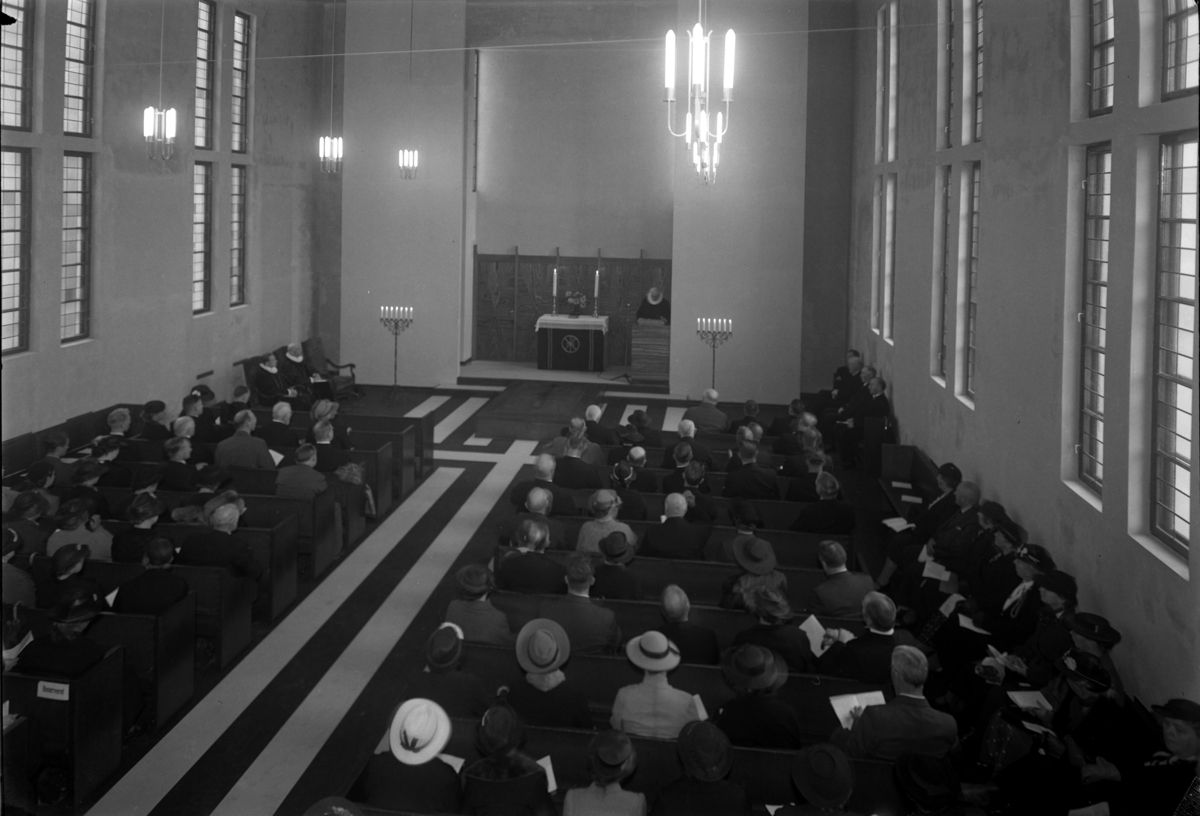Normann Fotoatelier, Hamar Krematorium. Hamar. Arkitekt Rolf Prag. Interiør. Arkitekt Rolf Prag født på Hamar 1899, studerte ved høgskolen i Trondheim, var 5 år i Amerika, arbeidet hos Ole Øvergaard i Oslo til 1934 og flyttet deretter hjem til Hamar. Prag har bla. tegnet krematoriet fra 1937 og av større bygg ellers ha…