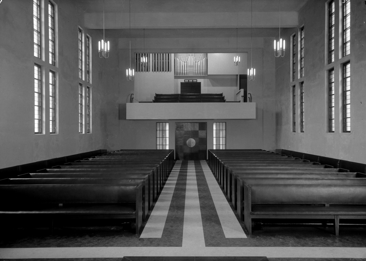 Normann Fotoatelier, Hamar Krematorium. Hamar. Arkitekt Rolf Prag. Interiør. Arkitekt Rolf Prag født på Hamar 1899, studerte ved høgskolen i Trondheim, var 5 år i Amerika, arbeidet hos Ole Øvergaard i Oslo til 1934 og flyttet deretter hjem til Hamar. Prag har bla. tegnet krematoriet fra 1937 og av større bygg ellers ha…