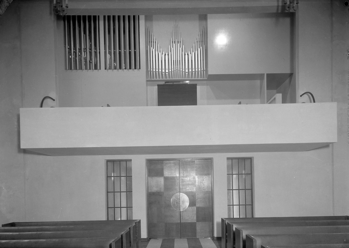 Normann Fotoatelier, Hamar Krematorium. Hamar. Arkitekt Rolf Prag. Interiør. Arkitekt Rolf Prag født på Hamar 1899, studerte ved høgskolen i Trondheim, var 5 år i Amerika, arbeidet hos Ole Øvergaard i Oslo til 1934 og flyttet deretter hjem til Hamar. Prag har bla. tegnet krematoriet fra 1937 og av større bygg ellers ha…