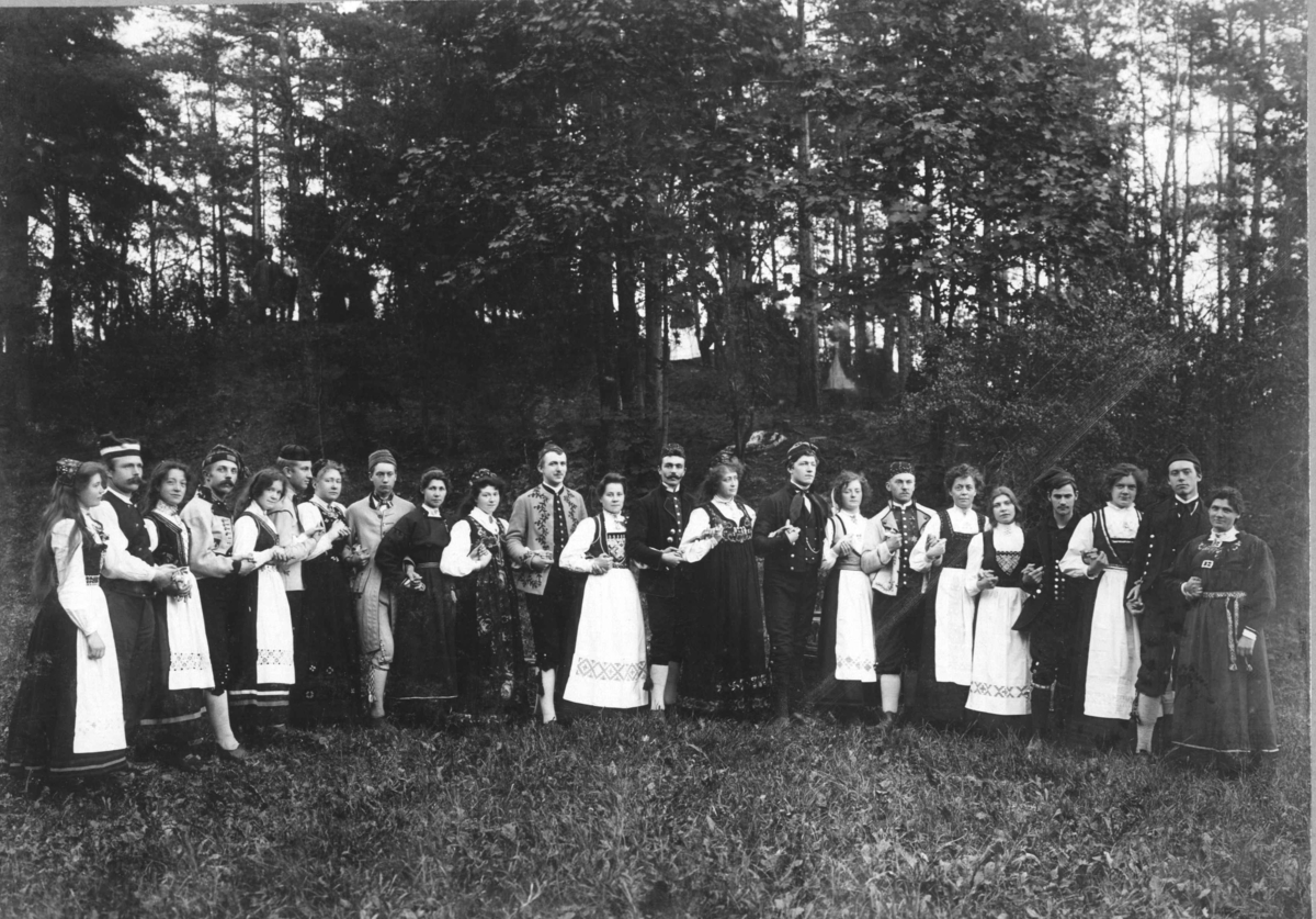Narve Skarpmoen, Bondeungdomslagets dansarring samlet på Norsk Folkemuseum. Hulda Garborg står som nummer 10 fra høyre.