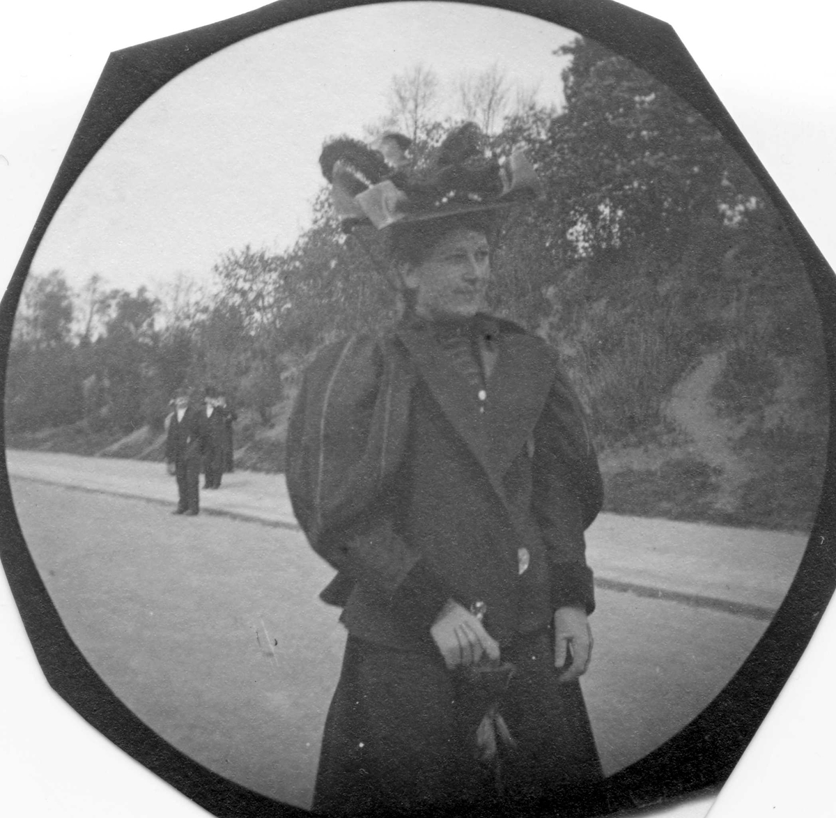 Fredrik Carl Mülertz Størmer, Frk.Fanny Nordraak spaserer nedover Karl Johans gate, Oslo, med Slottsparken i bakgrunnen.