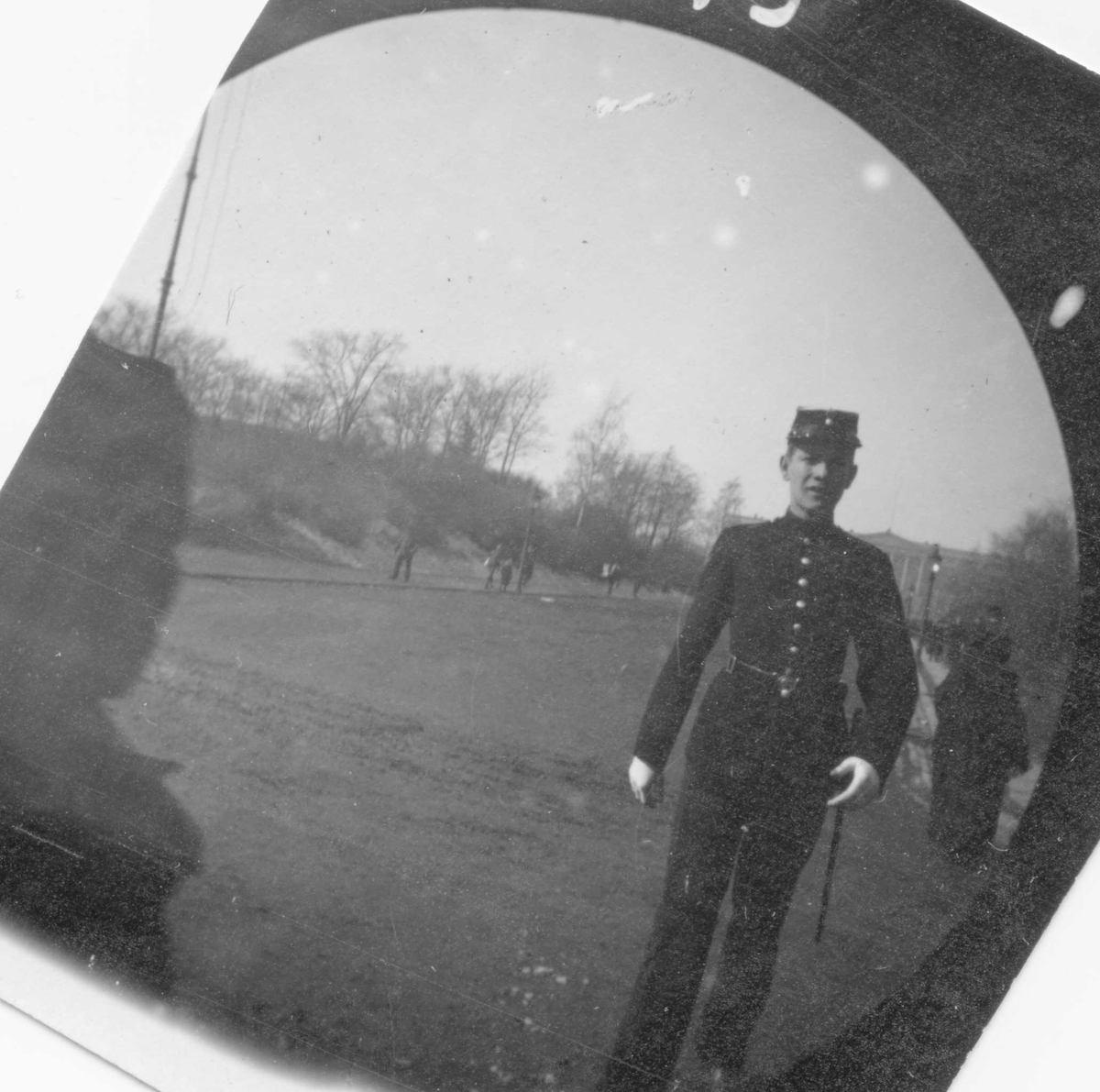 Fredrik Carl Mülertz Størmer, Ung mann i uniform foran Slottet, Oslo. Jacob Sommerfeldt, student 1892.