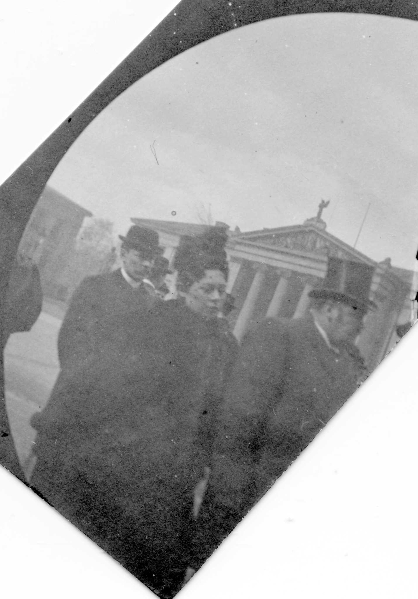 Fredrik Carl Mülertz Størmer, Hr. Smith og frue, født Astrup utenfor Universitet på Karl Johans gate, Oslo.