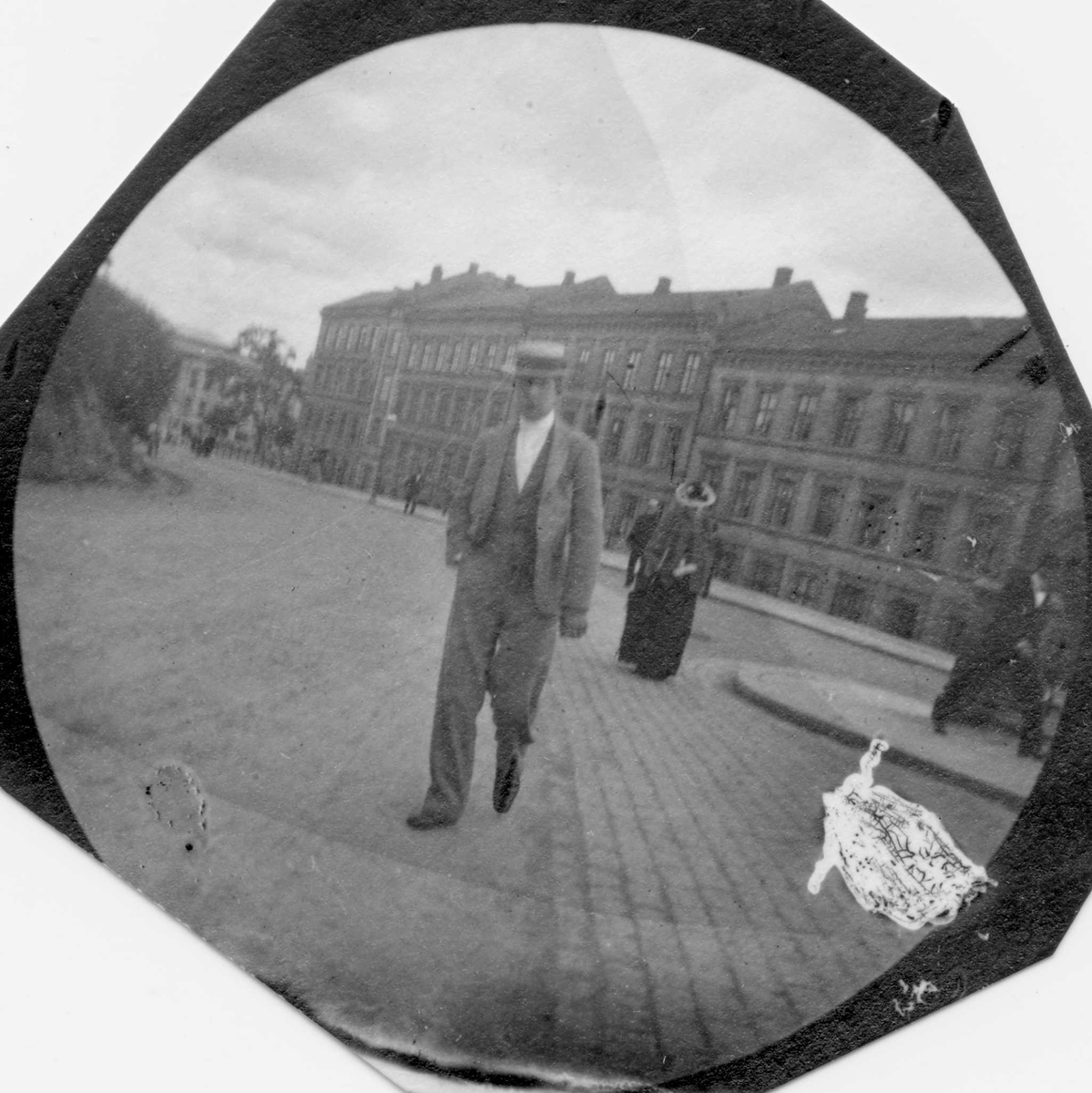Fredrik Carl Mülertz Størmer, Thorvald Heiberg spaserer i bygate, Oslo, lyktestolpe i veidele og bygårder i bakgrunnen.